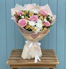 Букет цветов из:  Гвоздики, Орхидеи и Розы в Краснофлотском