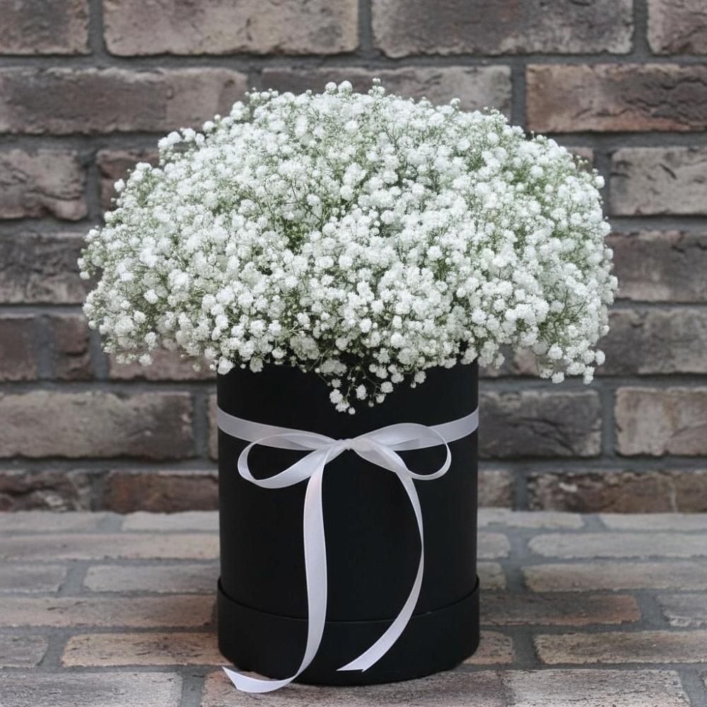 Цветочная композиция из Гипсофила в шляпной коробке в Краснофлотском