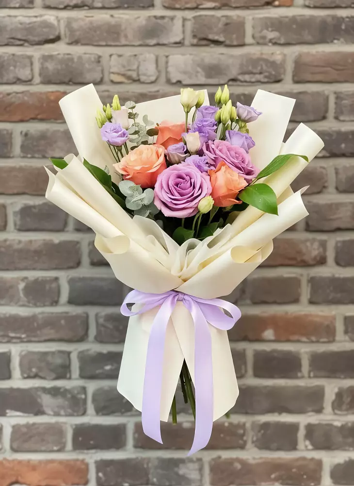 Букет цветов из: Лизиантусы и Розы в Краснофлотском