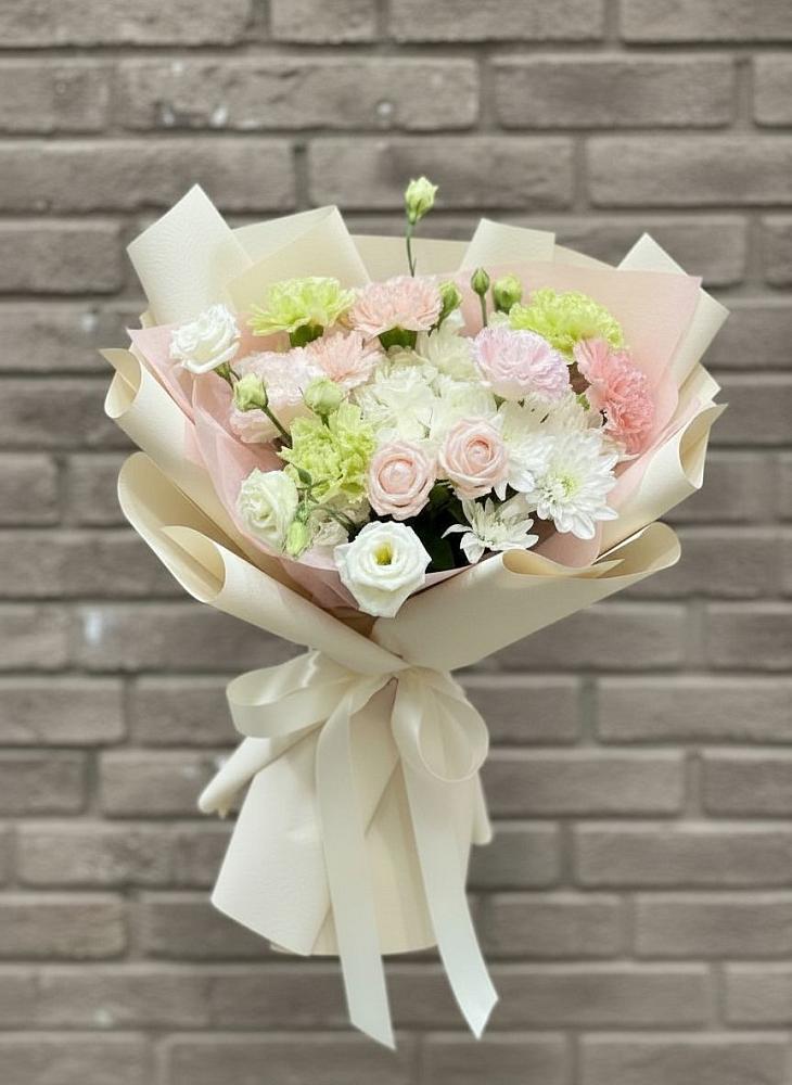 Букет цветов из: Гвоздики, Розы, Лизиантусы и Хризантемы в Краснофлотском