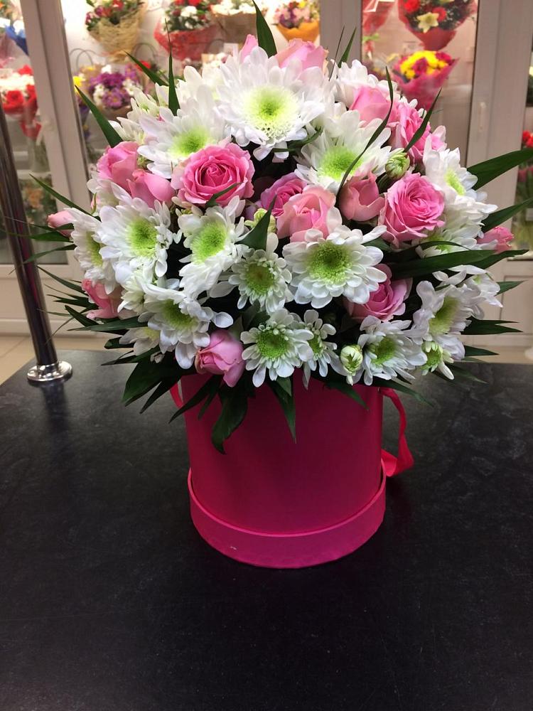 Цветочная композиция из Розы и Хризантемы в шляпной коробке в Краснофлотском