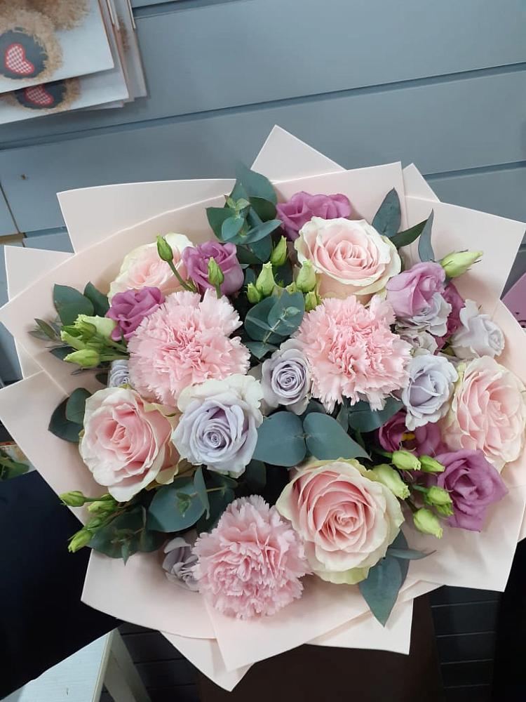 Букет цветов из: Розы, Гвоздики и Лизиантусы в Краснофлотском